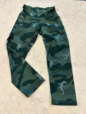 Old Navy Active Olive Camo Elevate Leggings